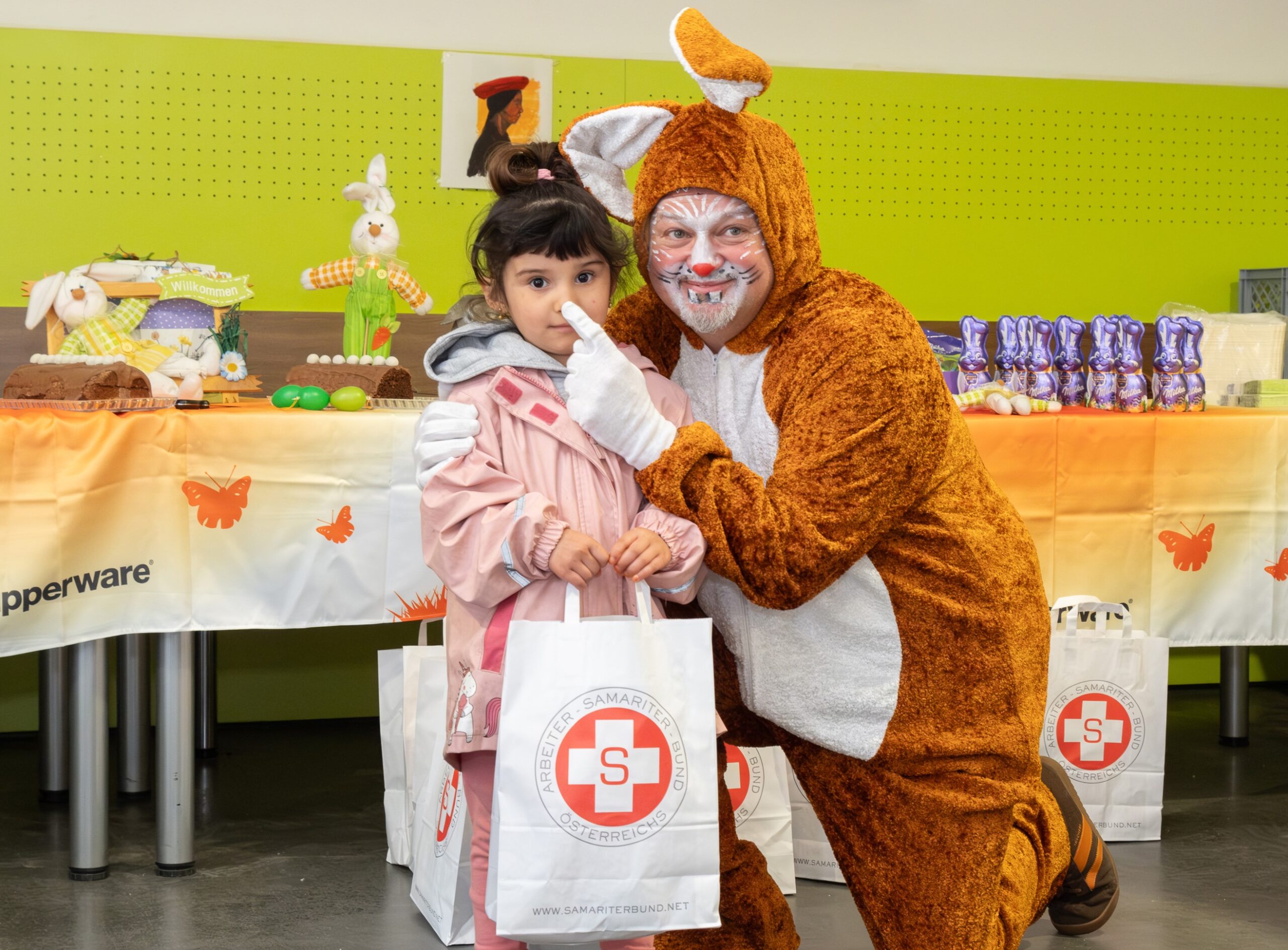 Der Osterhase zu Besuch im Sozialmarkt Pillergasse