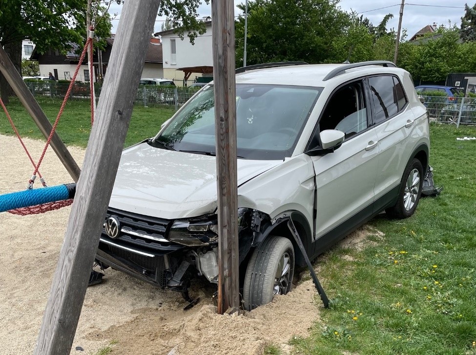 Donaustadt: Auto bei Unfall auf Spielplatz geschleudert!