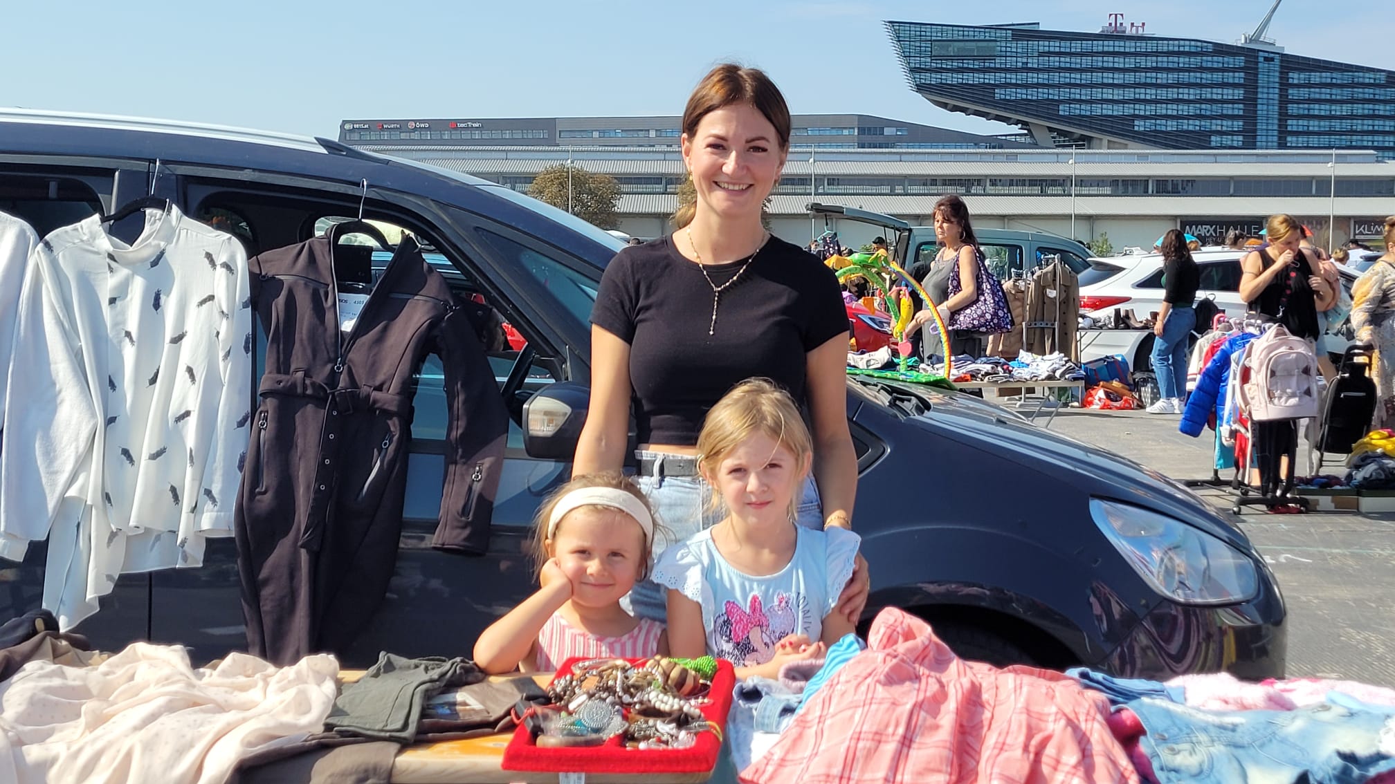 Frau imt Kind vor Flohmarkt-Tisch © liebliingsflohmarkt