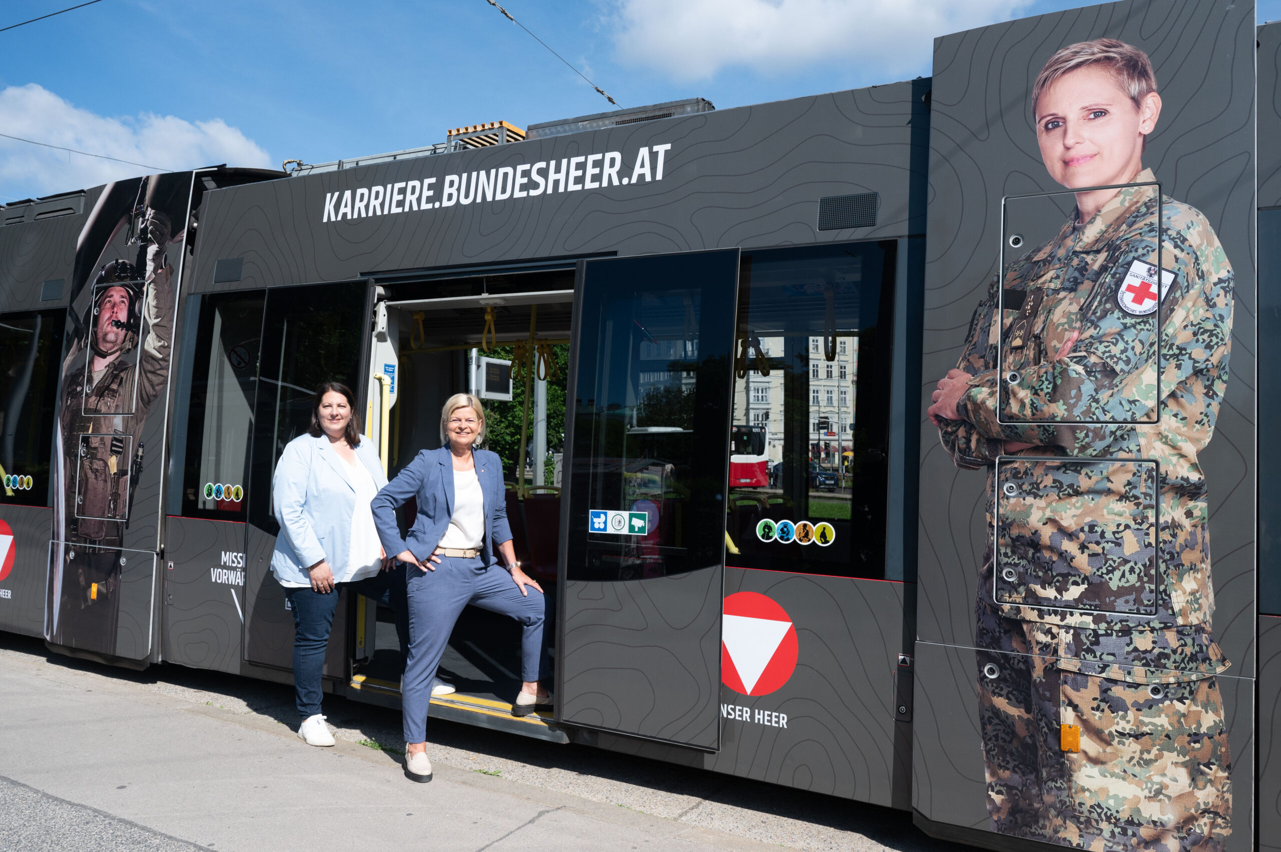 Erste „Bundesheer-Bim“ in Wien unterwegs