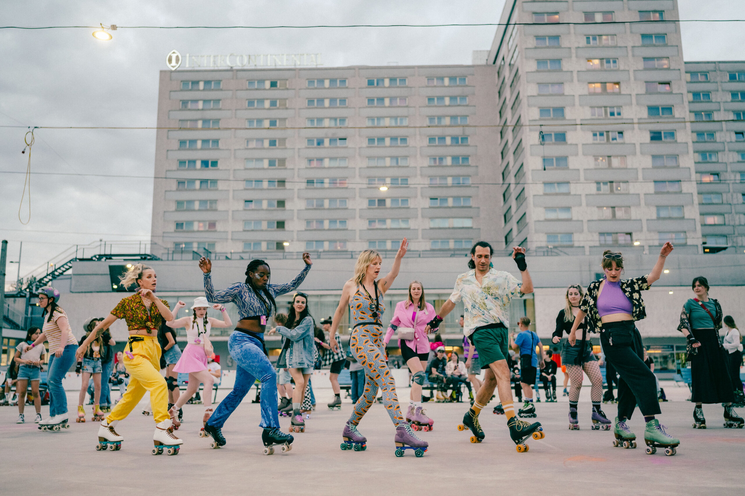 Roller Skater bei der Roller Disco im Wiener Eislauf-Verein