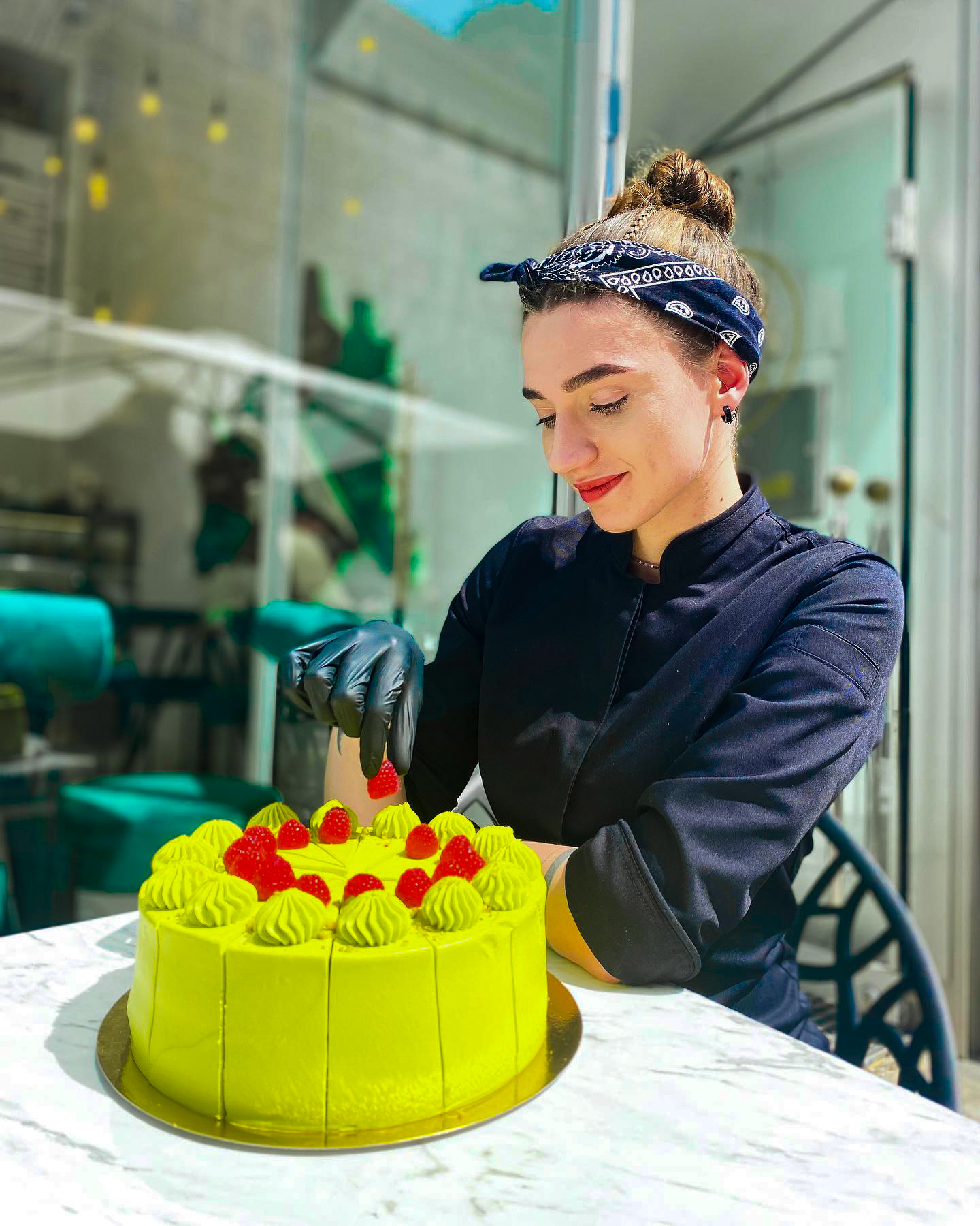 Mädchen vor bunter Kiew Torte im Kasthan