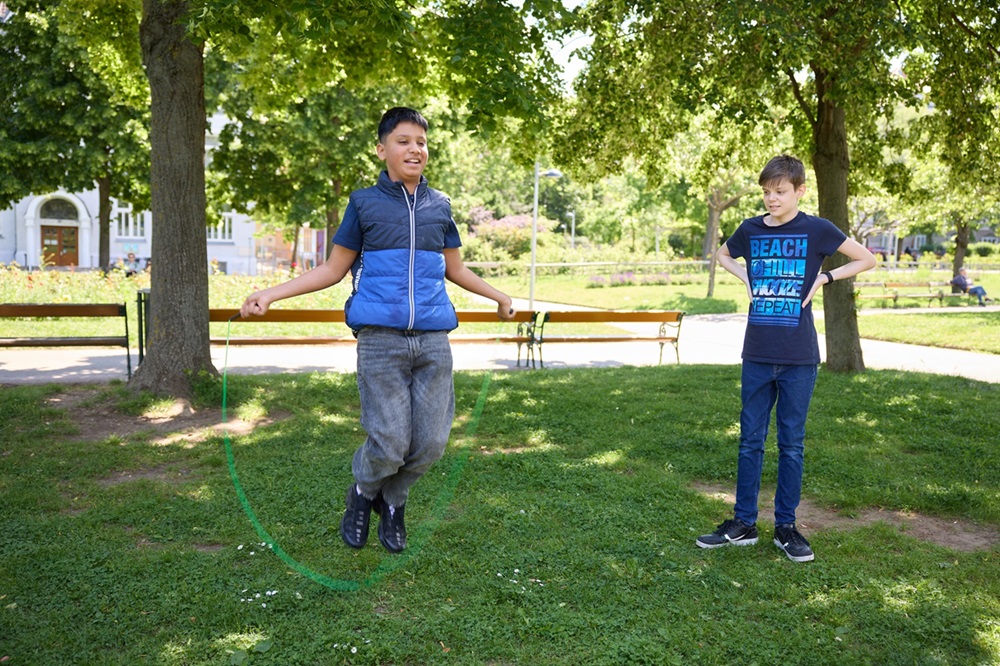 Zwei Burschen beim Seilspringen WiG City Challenge