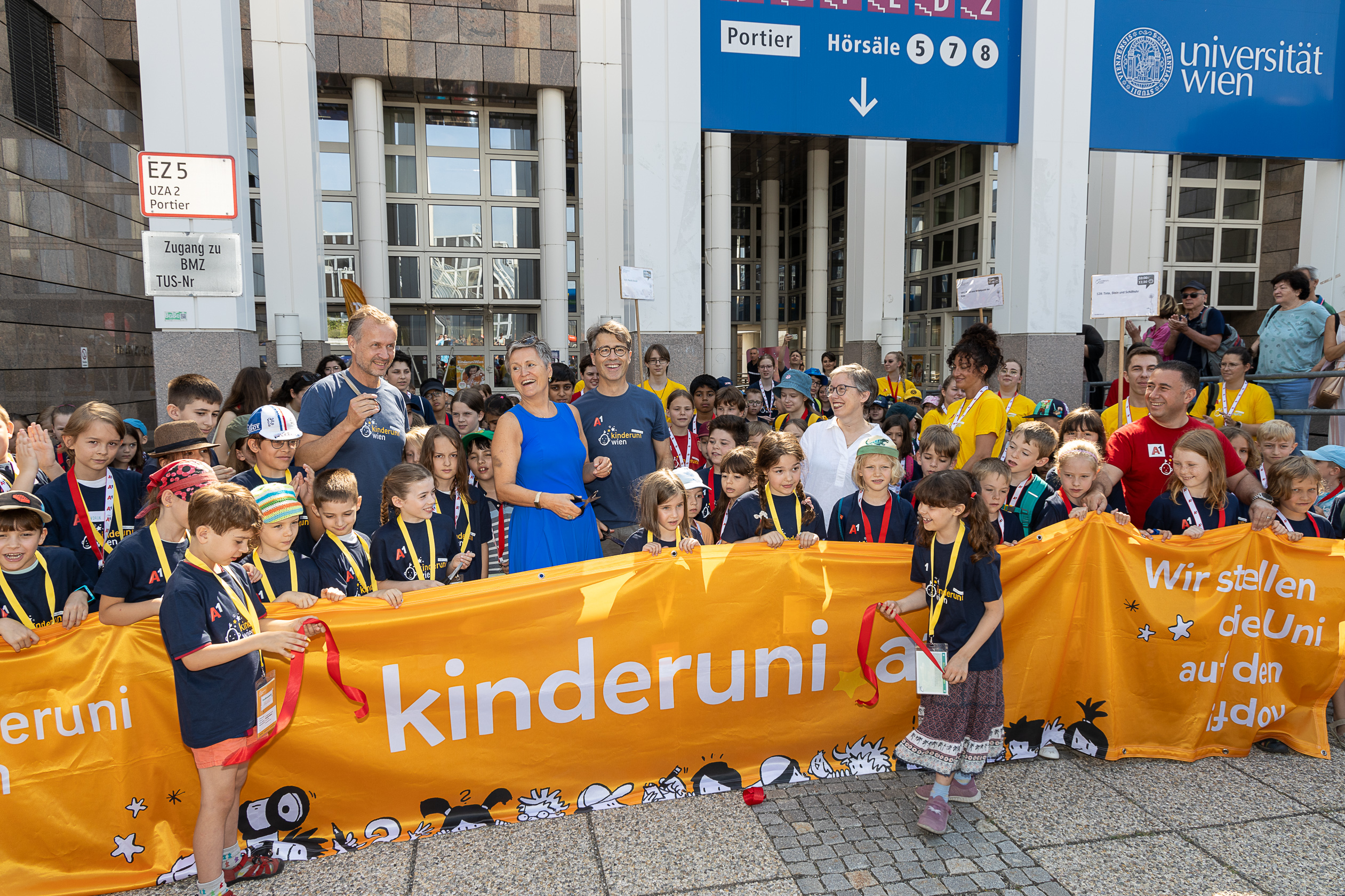 KinderUniWien Gruppe mit Transparent