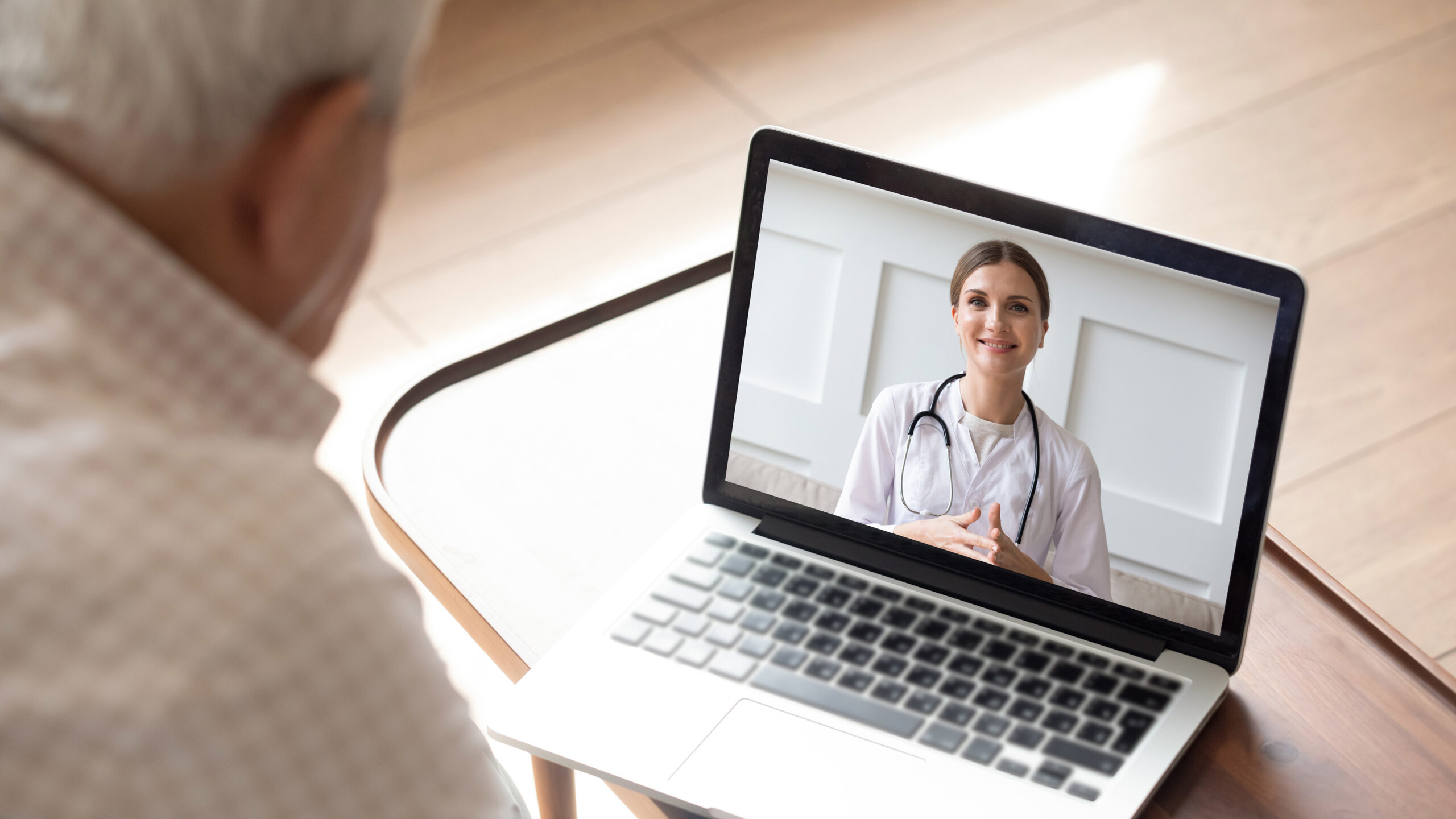 Mann am Laptop Telemedizin