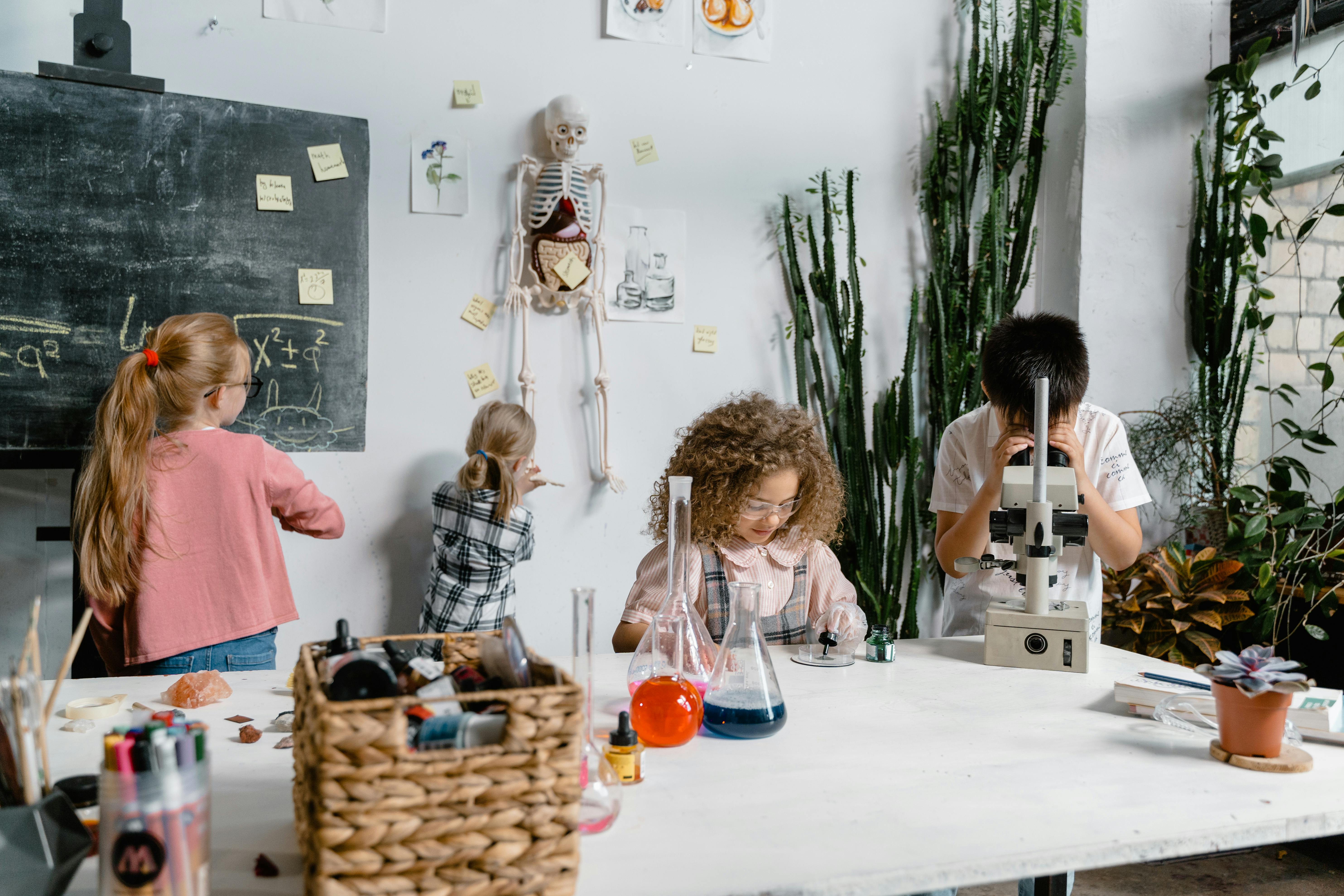 Die Naturwissenschaften für sich entdecken können Kinder aus Volksschule und Unterstudfe im Sommer in Simmering. @ Pexels.com/Mart Production