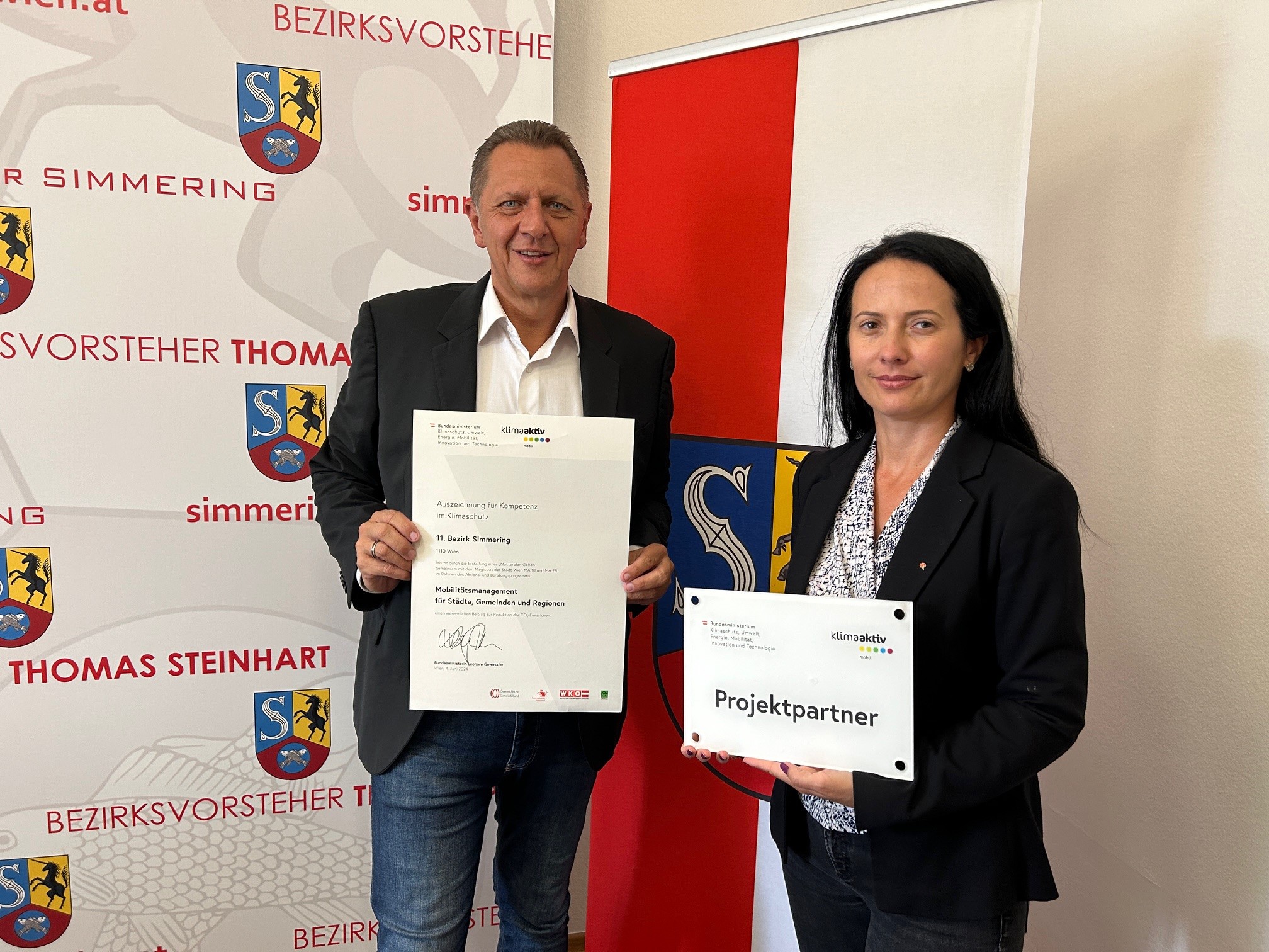 BVSimmering Thomas Steinhart und BV-Stv. Ramona Miletic mit Preis „Kompetenz für Klimaschutz“ des Klimaschutzministeriums