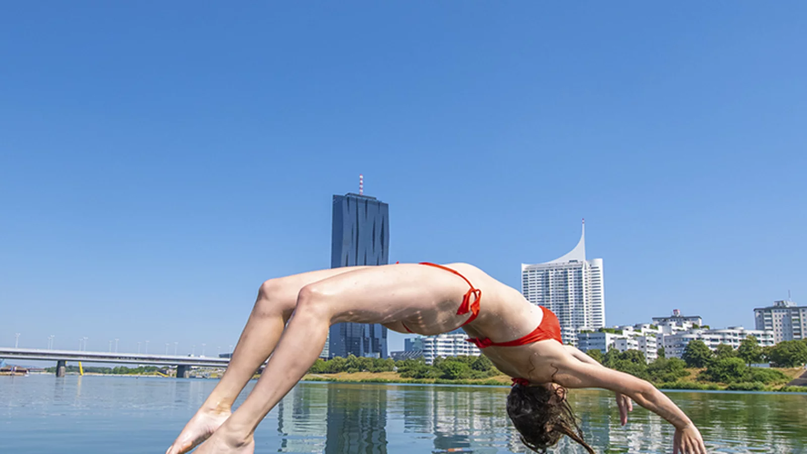 mädchen salto vor Donauinsel Hochhaus-ulisse