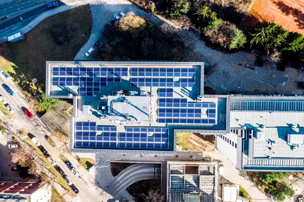 Dachansicht Wohnhausanlage Hauffgasse mit Solarzellen