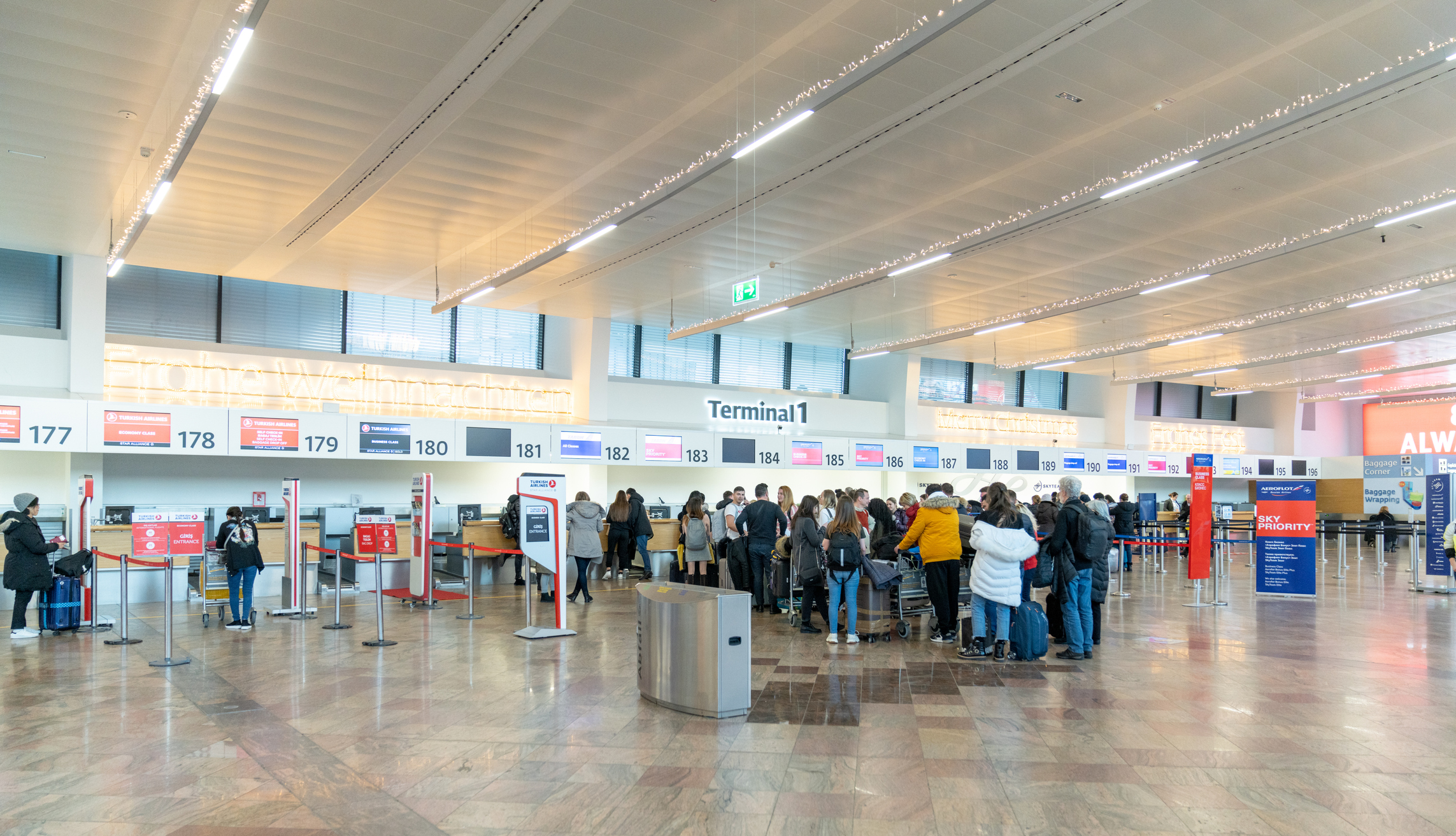 AK berät Urlauber am Flughafen