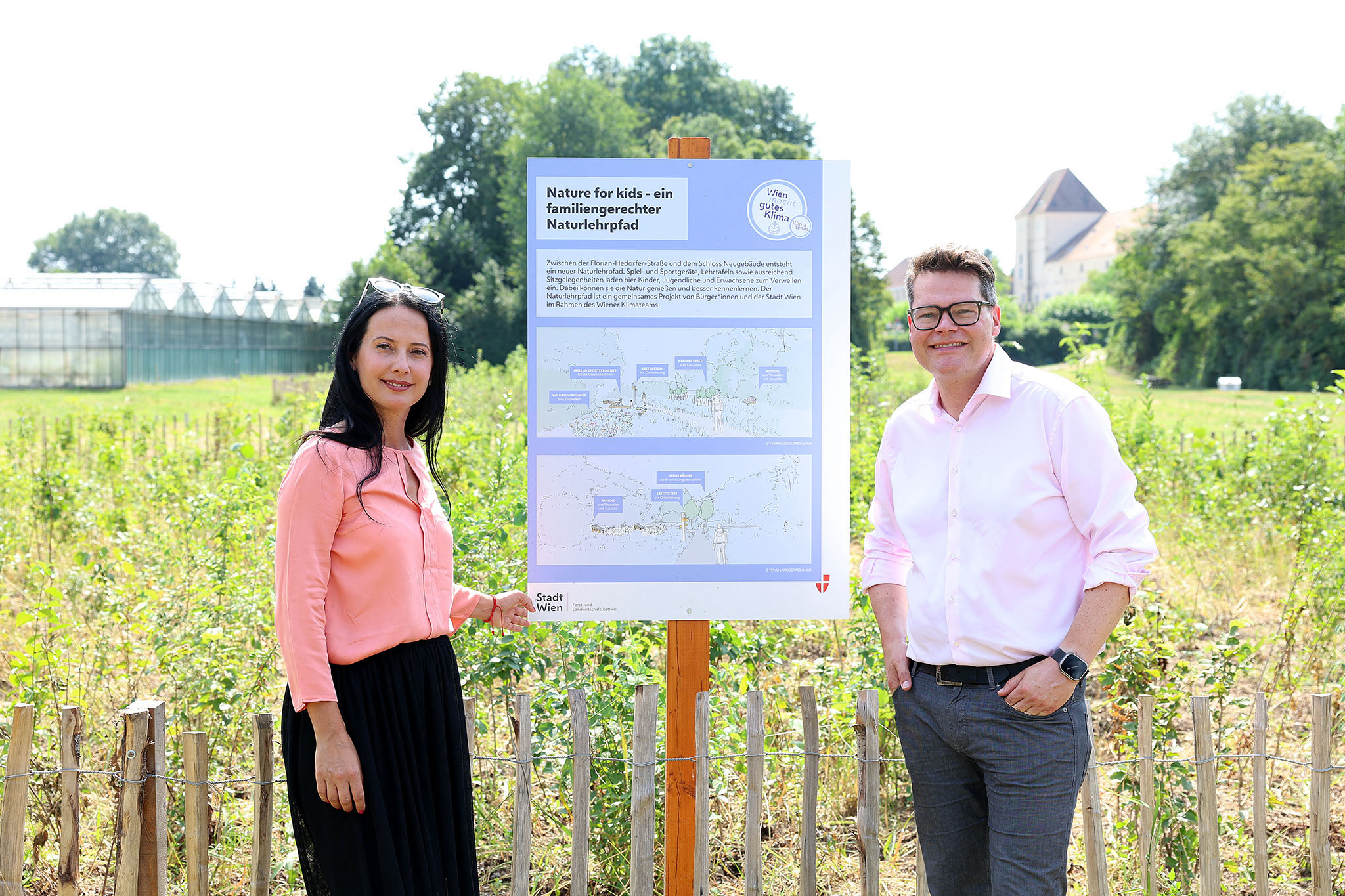 StR Jürgen Czernohorszky und BV-StvIn Ramona Miletic beim „Familiengerechten - Nature for Kids“- Naturlehrpfad in Simmering.