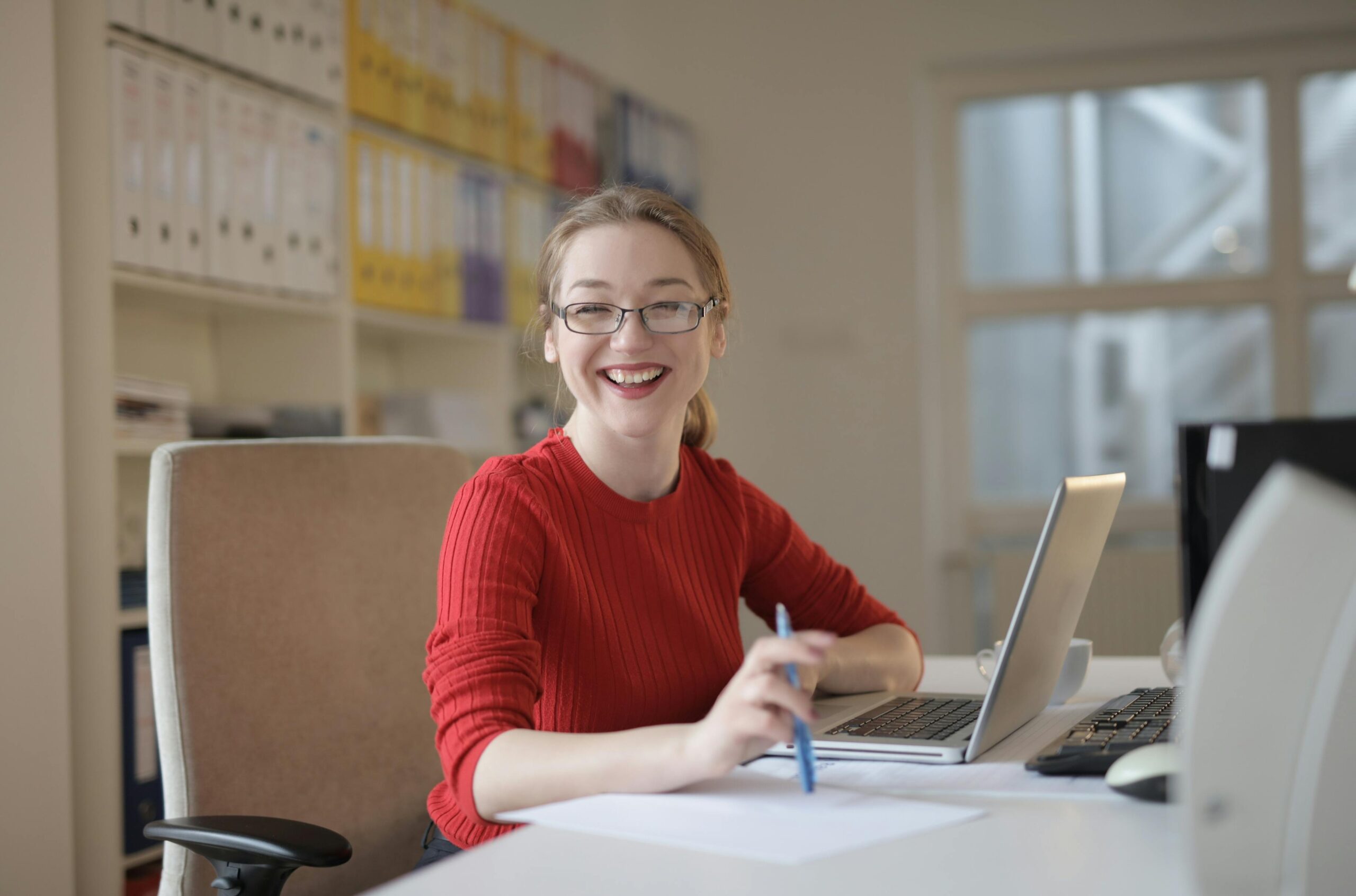 Junges Mädchen vor Computer im Büro