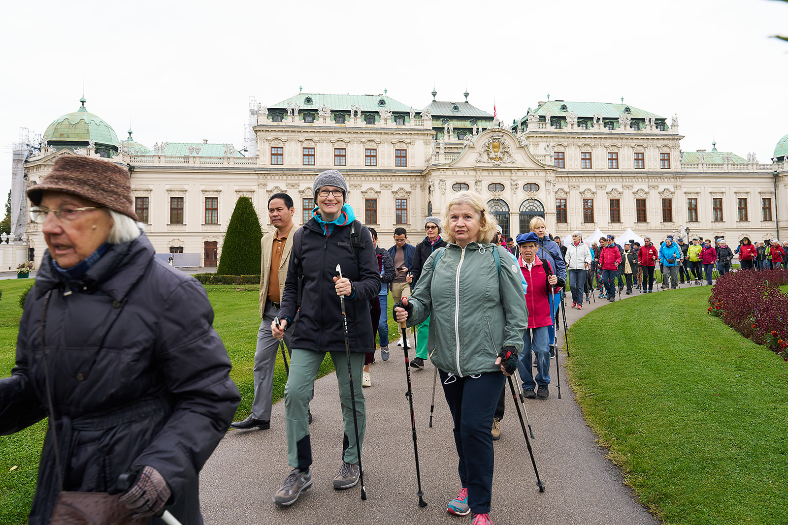 Ausbau von „Bewegte Apotheke“ bringt Nordic-Walking-Spaß in 20 Bezirken