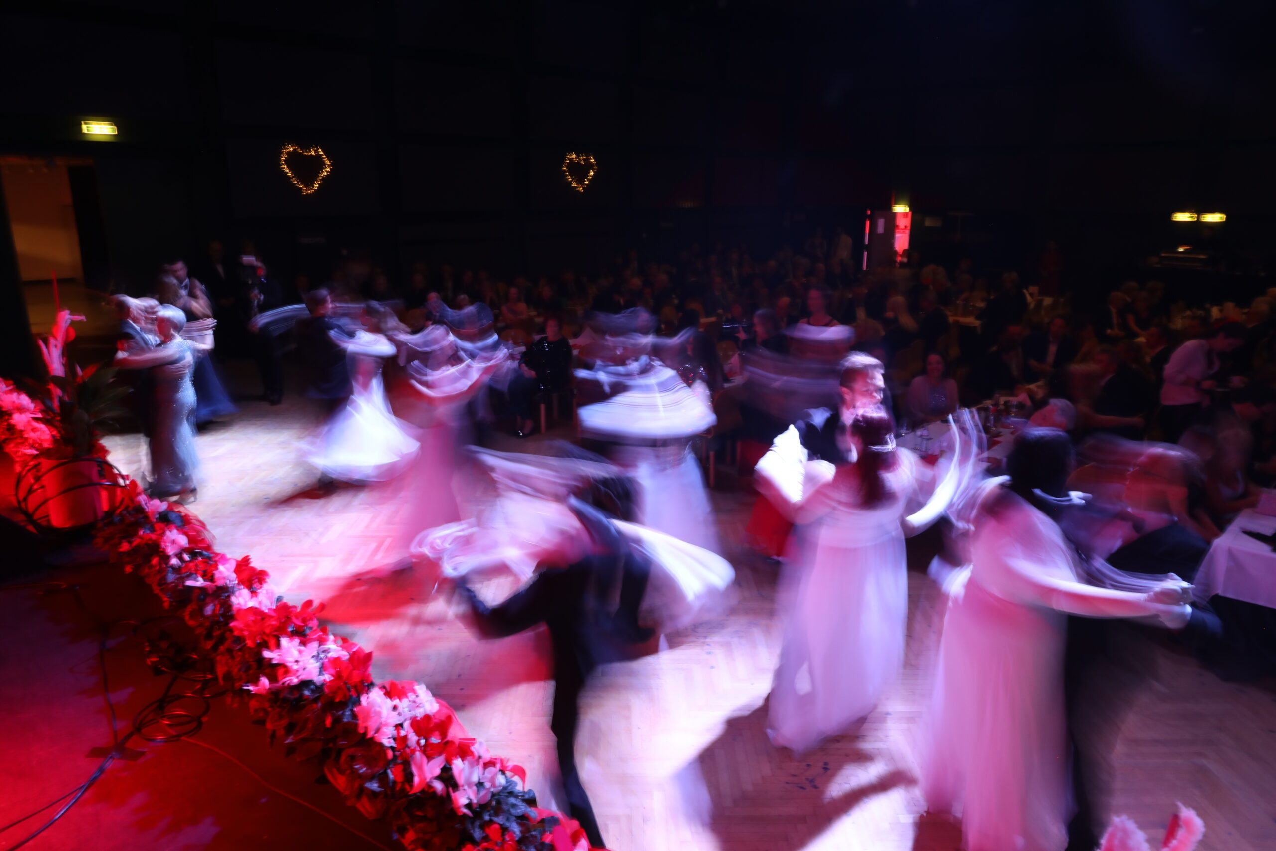 Rote Herzen Ball: Glanzvoller Abend in Simmering