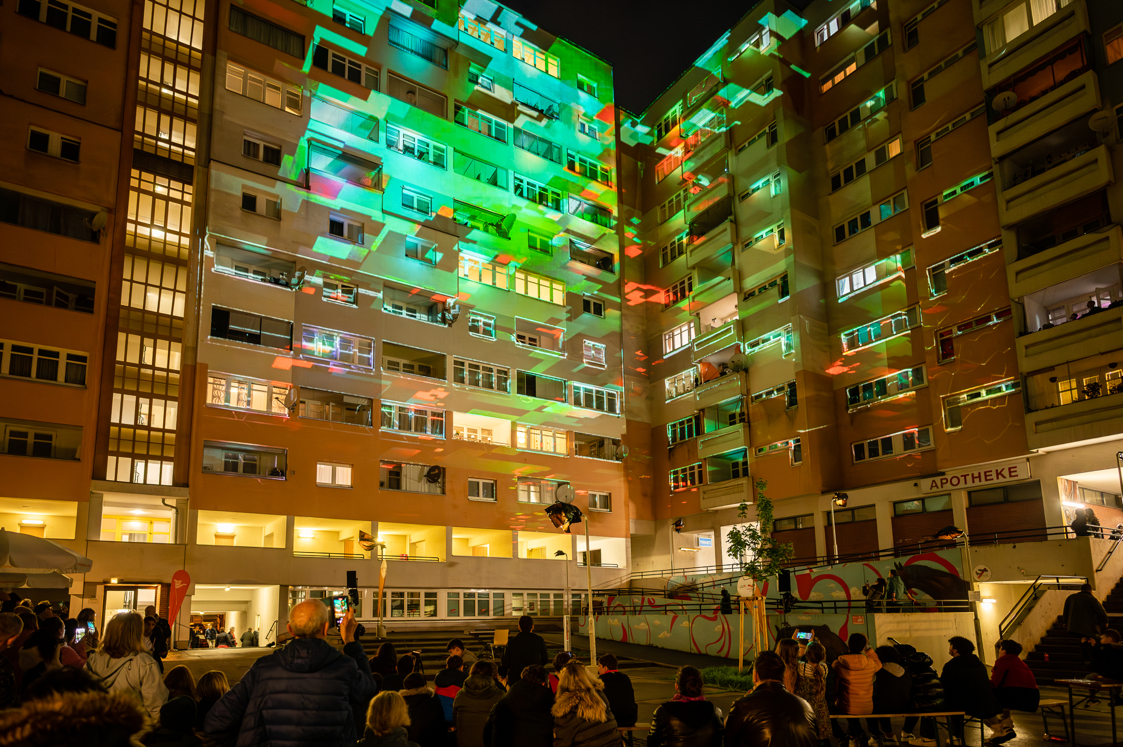 Gemeindebau Thürnlhofstraße wird zur Kunstbühne