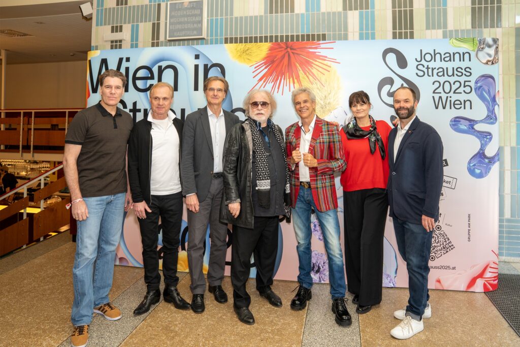 Die kreativen Köpfe hinter dem Werk: (v.l.n.r.) Schauspieler Andreas Lichtenberger, Musiker Johnny Bertl, Intendant Roland Geyer, Roncalli-Direktor Bernhard Paul, Autor Thomas Brezina, Darstellerin Eva-Maria Marold und Regisseur Michael Schachermaier. © Wien Holding/Noah Oberkofler.