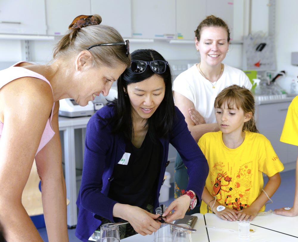 Laborkittel statt Stricknadel: Science Omas vermitteln Wissenschaft