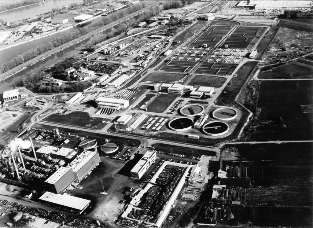 Die KLäranlage Wien in einer Luftaufnahme aus den Jahr 1980