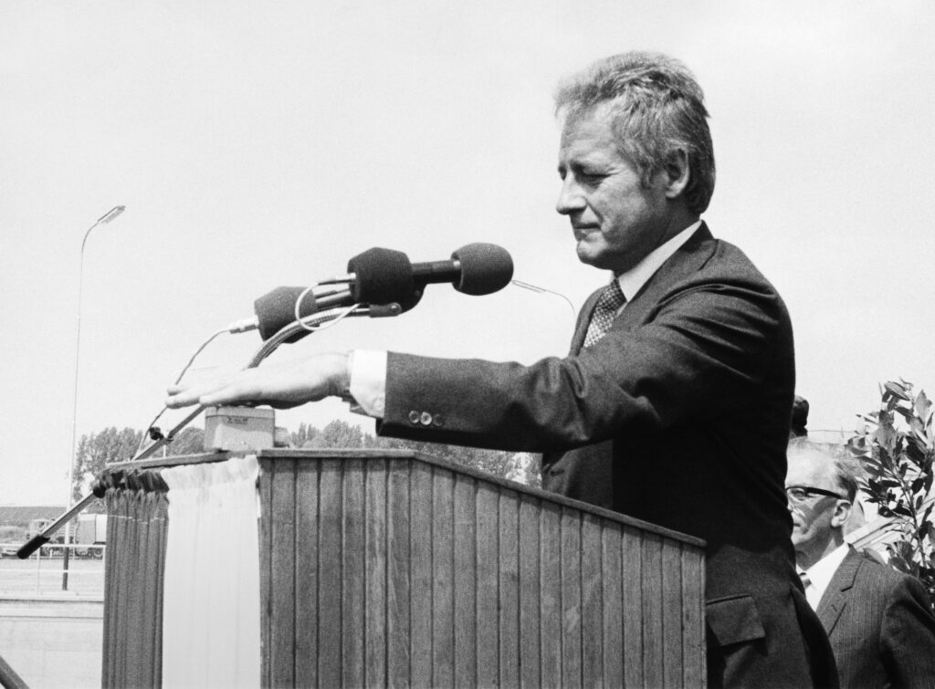 Der damalige Wiener Bürgermeister Leopold Gratz bei der Eröffnungsrede zur Kläranlage Wien 1980