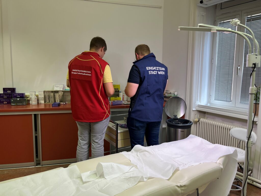 Mitarbeiter der Gruppe Sofortmaßnahmen der Stadt Wien bei der Aufdeckung des illegalen Treibens in der sogenannten Schönheitsklinik in Simmering