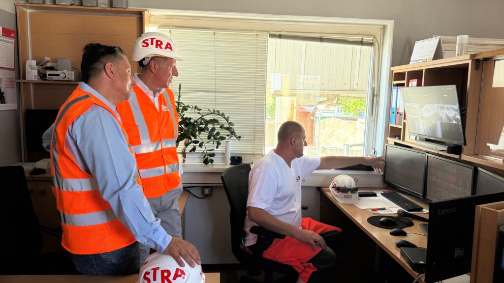 Thomas Steinhart, Bezirksvorsteher von Simmering, mit Verantwortlichen der Asphalt und Beton GmbH vor Computer