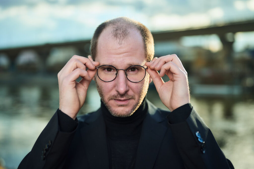 Marco Wanda mit Brille, Sänger der ehemaligen Band Wanda