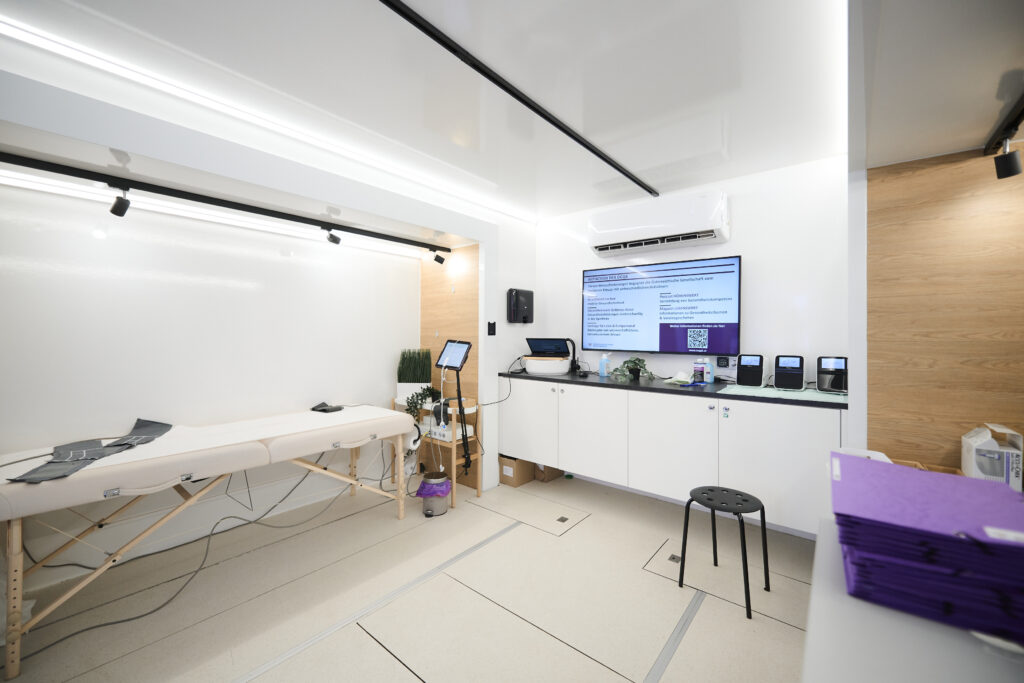 Blick in den Ordinationsraum im Health Mobil: Modern ausgestattet können wichtige erste Untersuchungen zur Früherkennung im Helath Mobil durchgeführt werden. © Österreichische Gesellschaft vom  Goldenen Kreuze/APA-Fotoservice/Hörmandinger