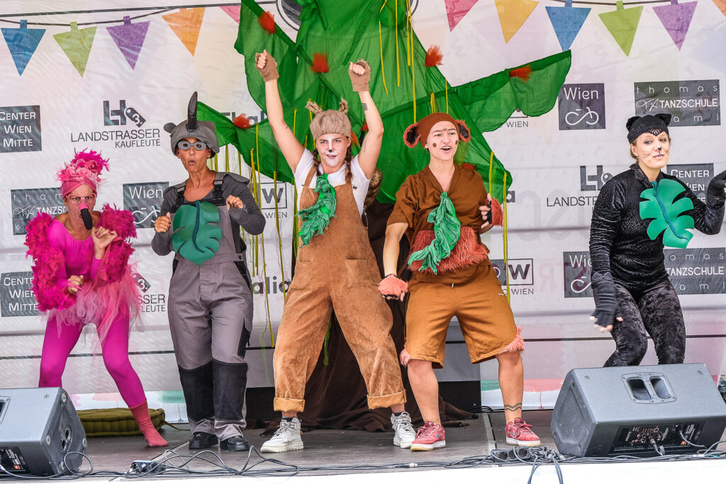 Bunt verkleidete Theatertruppe am Landstraßenfest © Werner Streitfelder